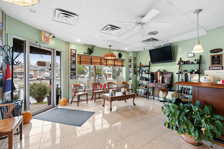 More Photos Of 2501 W Chester Pike, Broomall Storefront Retail Residential For Sale