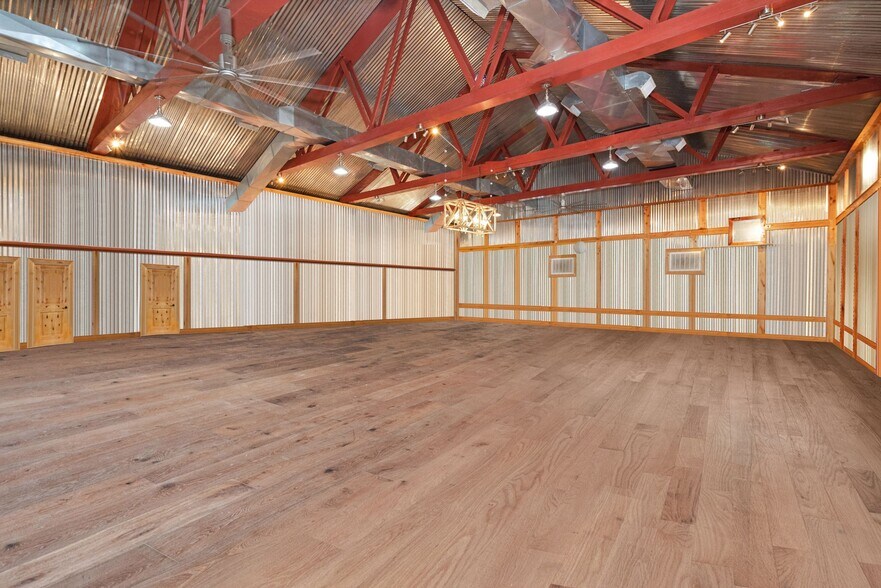 More Photos Of 517 E Brazos Ave, West Columbia Freestanding For Sale
