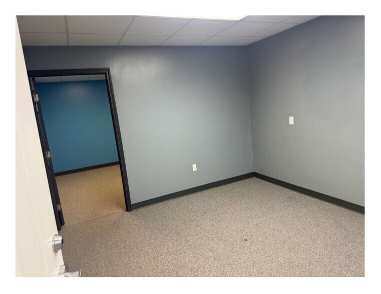 More Photos Of 2380 Fortune Dr, Lexington Flex For Lease