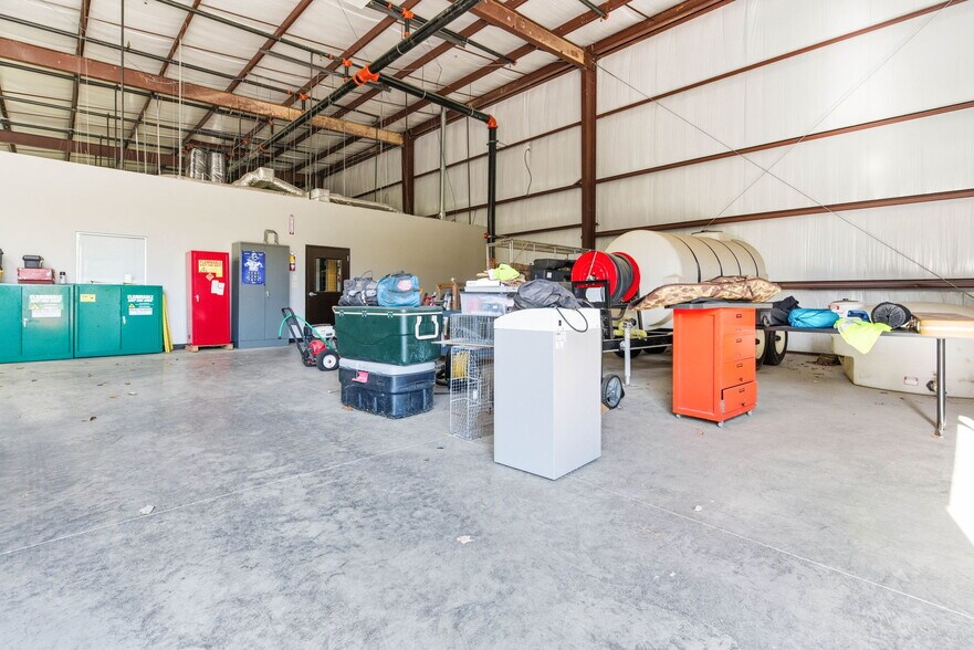 More Photos Of 13720 Aiken Rd, Louisville Warehouse For Lease