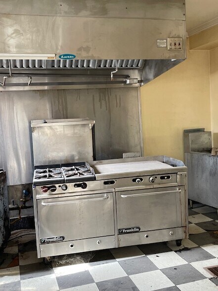 More Photos Of 101 E Main St, Brady Restaurant For Sale