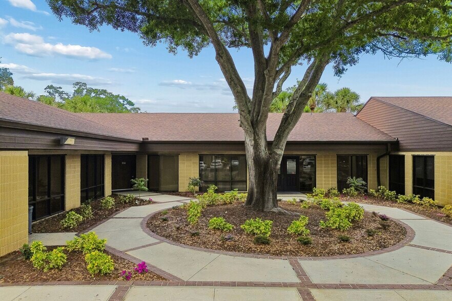 Primary Photo Of 611 Druid Rd E, Clearwater Medical For Sale