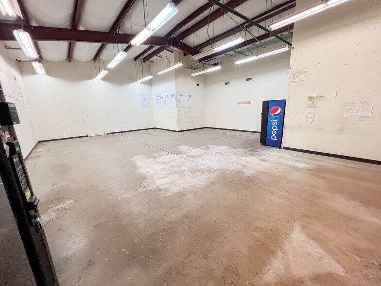 More Photos Of 3201 W Murphy St, Odessa Warehouse For Sale