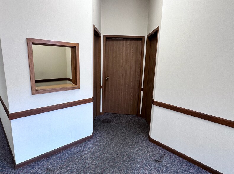 More Photos Of 1660-1728 Valley Loop Rd, Springfield Storefront Retail Office For Lease