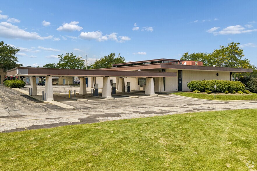 More Photos Of 469 N Seymour Ave, Mundelein Bank For Sale