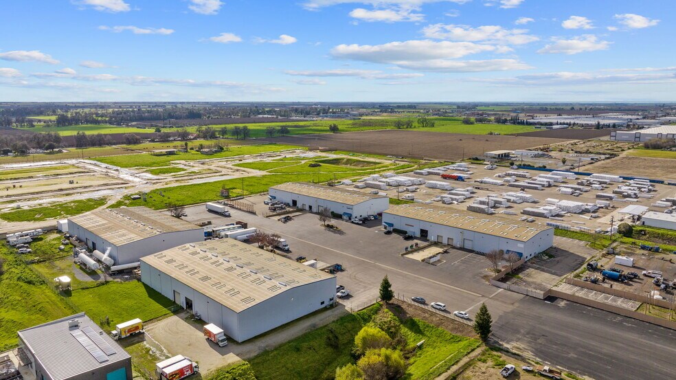 More Photos Of 7345 W Goshen Ave, Visalia Warehouse For Lease