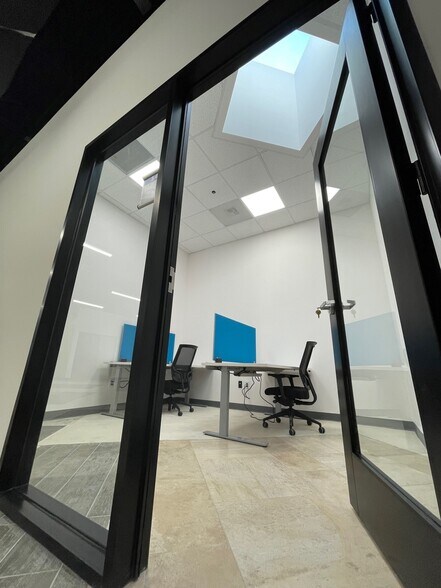 More Photos Of 7055 Old Katy Rd, Houston Showroom For Lease