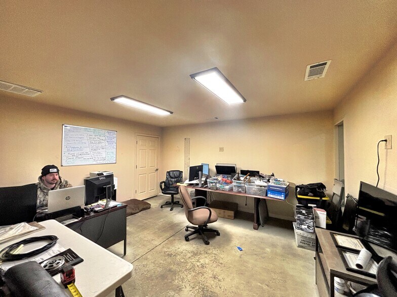 More Photos Of 368 Nike Rd, Jeffersonville Distribution For Lease