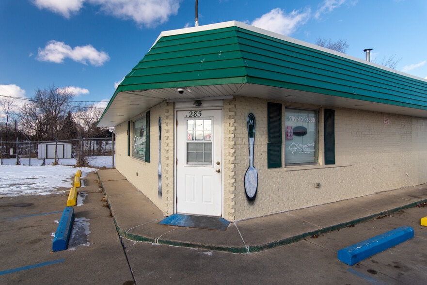More Photos Of 285 S Outer Dr, Saginaw Restaurant For Sale