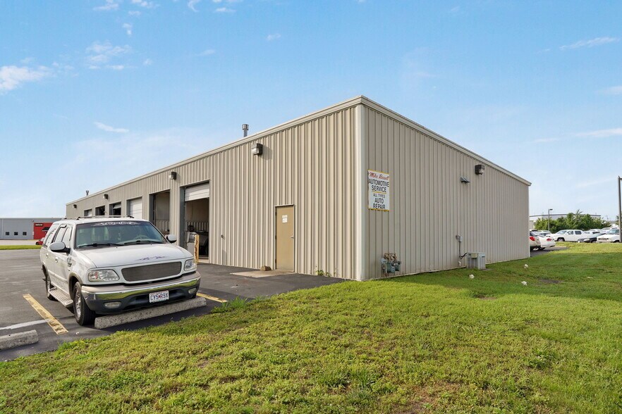 More Photos Of 2140 W Sunset St, Springfield Industrial For Sale