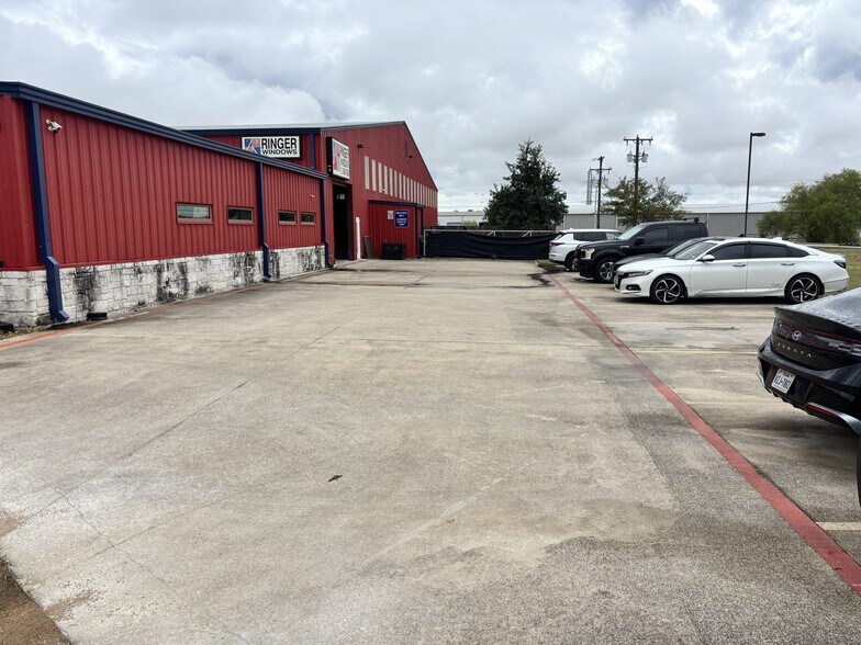 More Photos Of 205 Mustang Cv, Taylor Warehouse For Sale
