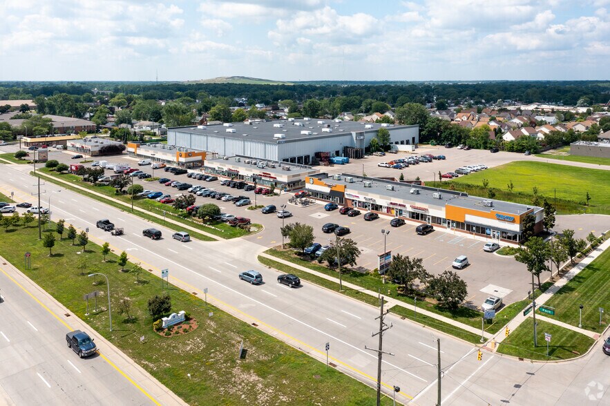 More Photos Of 17032-17094 Fort St, Riverview Unknown For Lease