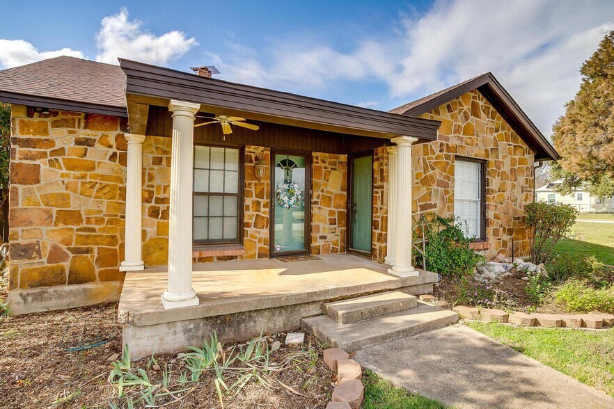 More Photos Of 113 N Tarrant St, Crowley Office For Sale