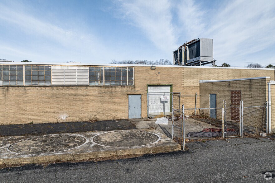 More Photos Of 59 Spence St, Bay Shore Warehouse For Lease