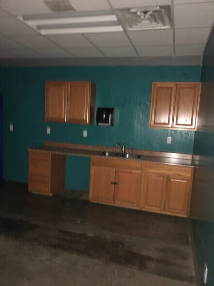More Photos Of 721 E IL Highway 15, Mount Vernon Light Distribution For Lease