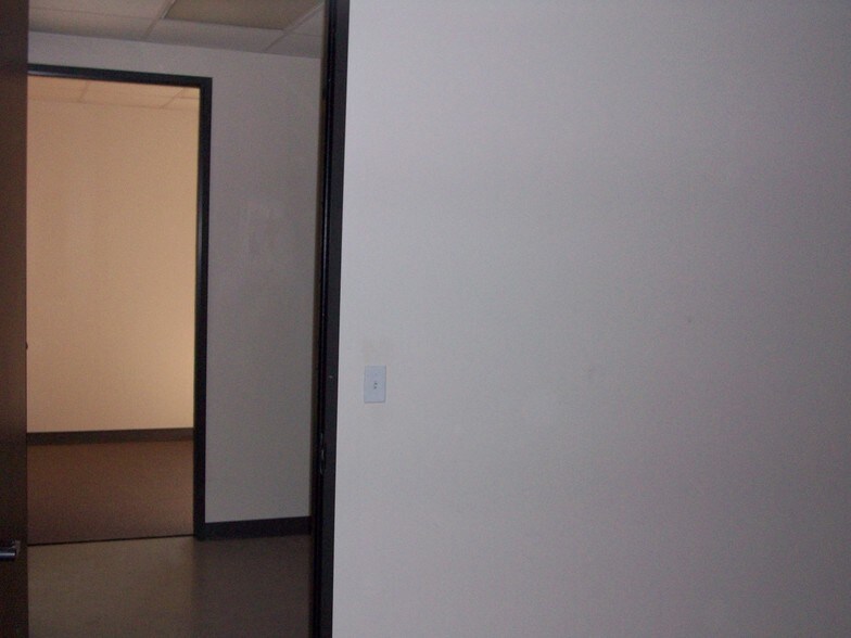 More Photos Of 6711 N Sam Houston Pky W, Houston Warehouse For Lease