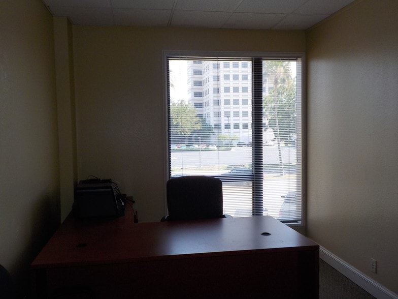 More Photos Of 3700 N 10th St, McAllen Office For Lease
