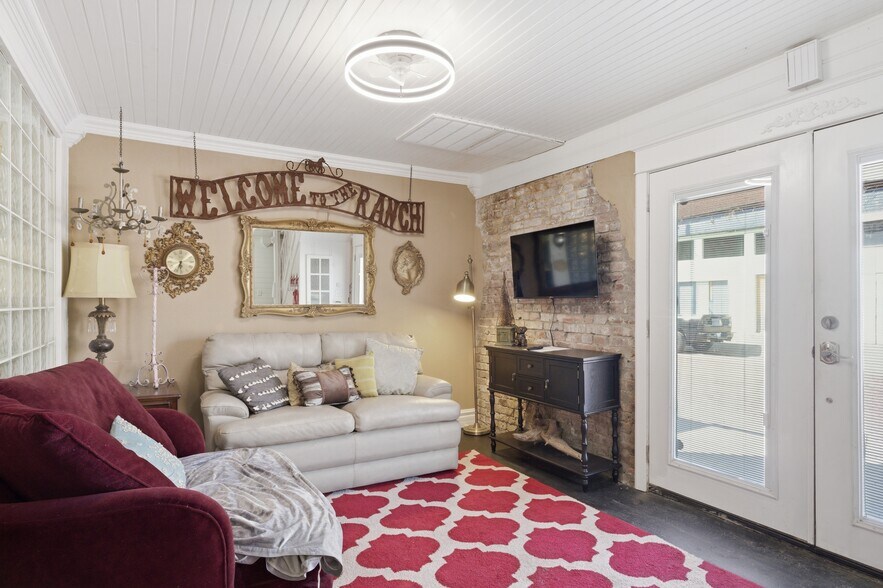 More Photos Of 10 S Side Sq, Cooper Freestanding For Sale