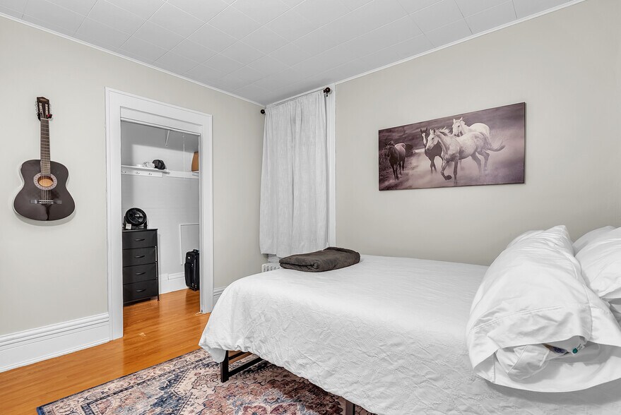 More Photos Of 105 1/2 S Court St, Crown Point General Retail For Sale