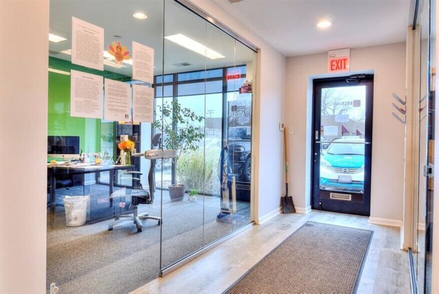 More Photos Of 7705 W 96th Pl, Hickory Hills Warehouse For Lease