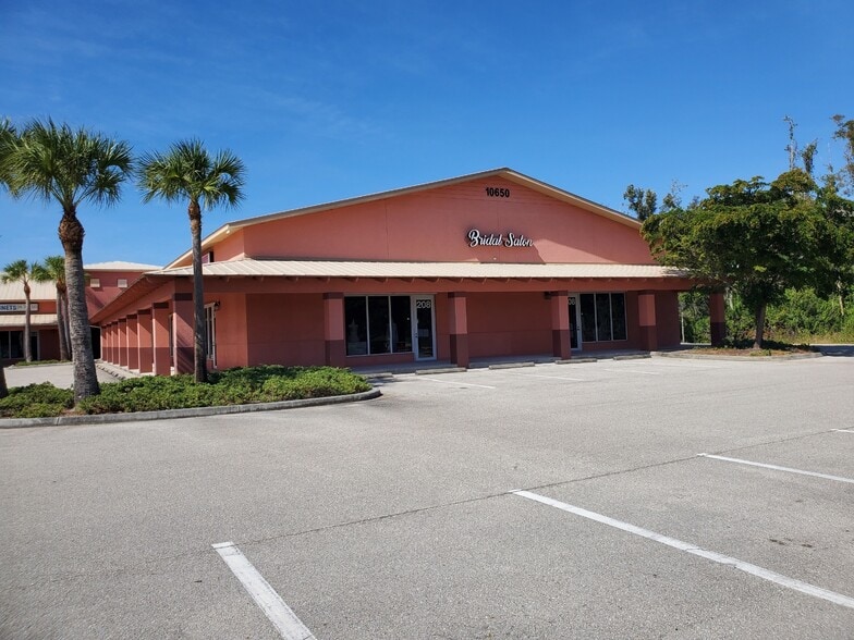 More Photos Of 10650 Metro Pky, Fort Myers Showroom For Lease