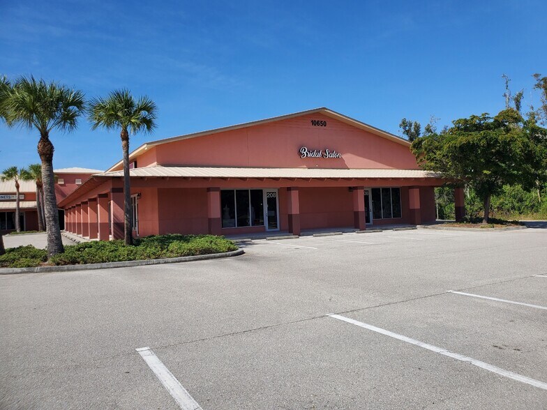 More Photos Of 10650 Metro Pky, Fort Myers Showroom For Lease