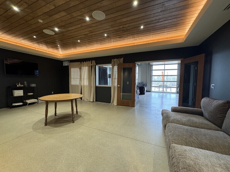 More Photos Of 20390 N M 52, Chelsea Restaurant For Lease