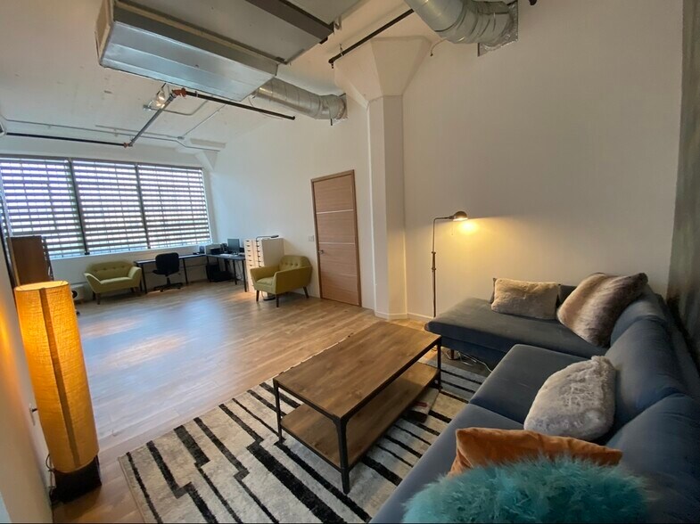 More Photos Of 405 Towne Ave, Los Angeles Showroom For Sale