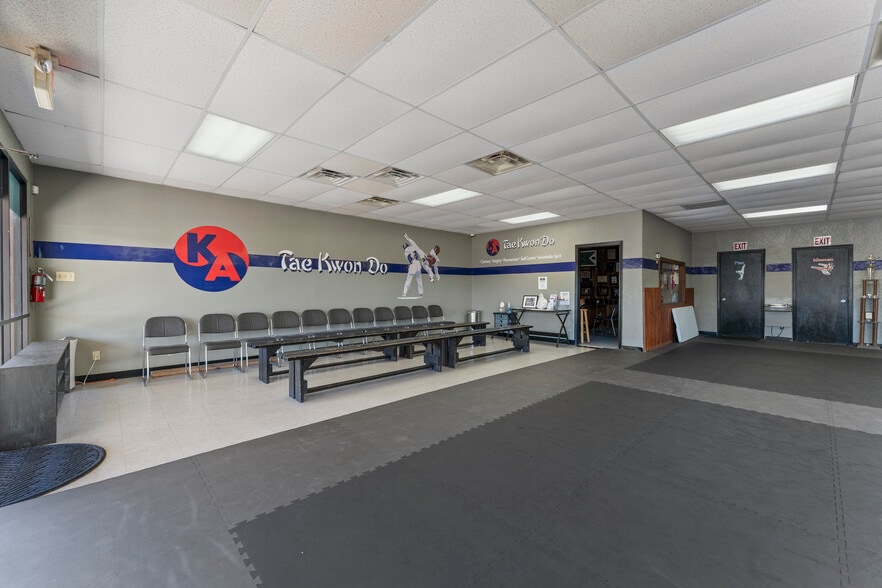 More Photos Of 9585 Braun Rd, San Antonio Storefront Retail Office For Sale
