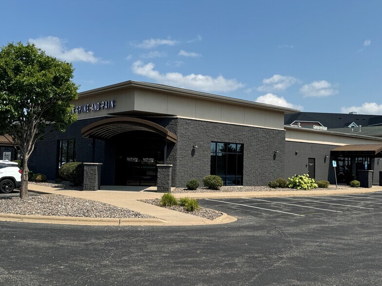 More Photos Of 1600-1688 N Casaloma Dr, Grand Chute General Retail For Sale
