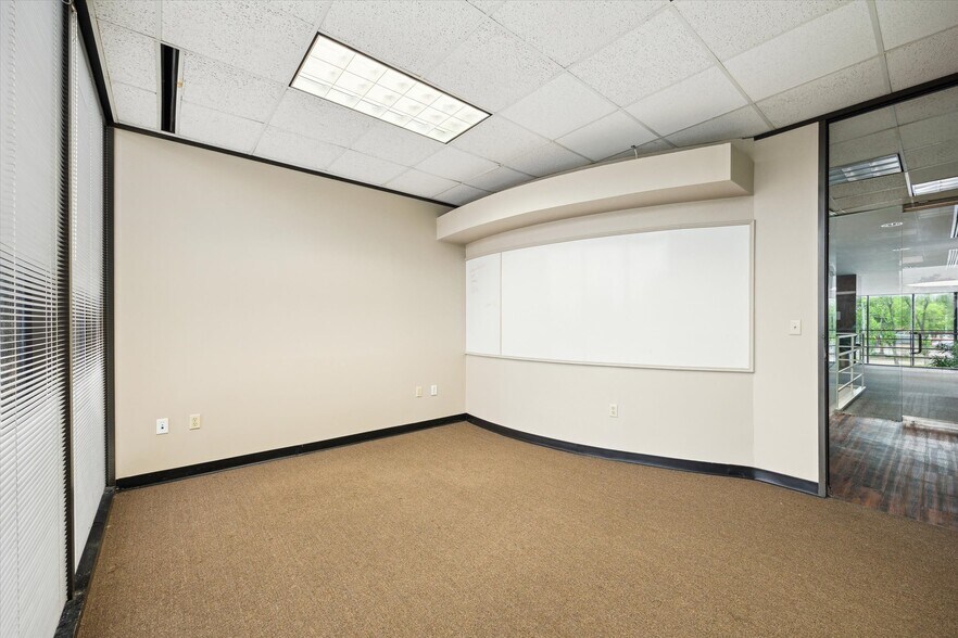 More Photos Of 12727 Featherwood Dr, Houston Medical For Lease