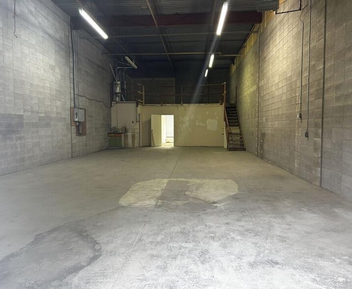 More Photos Of 2928 18th St NE, Calgary Warehouse For Lease