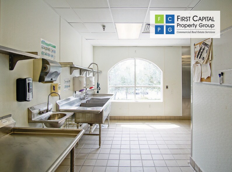 More Photos Of 448 S Alafaya Trl, Orlando General Retail For Lease