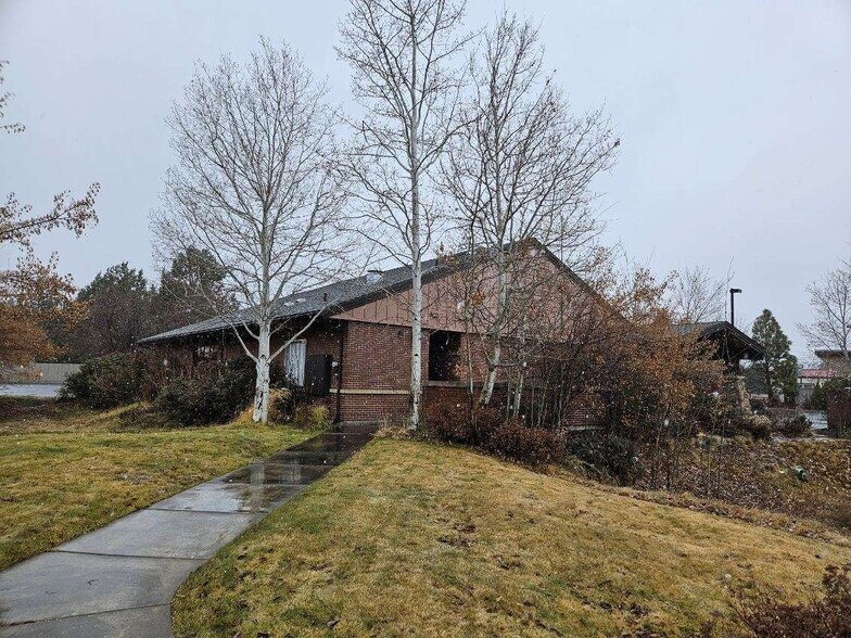 More Photos Of 735 NE Purcell Blvd, Bend Bank For Lease