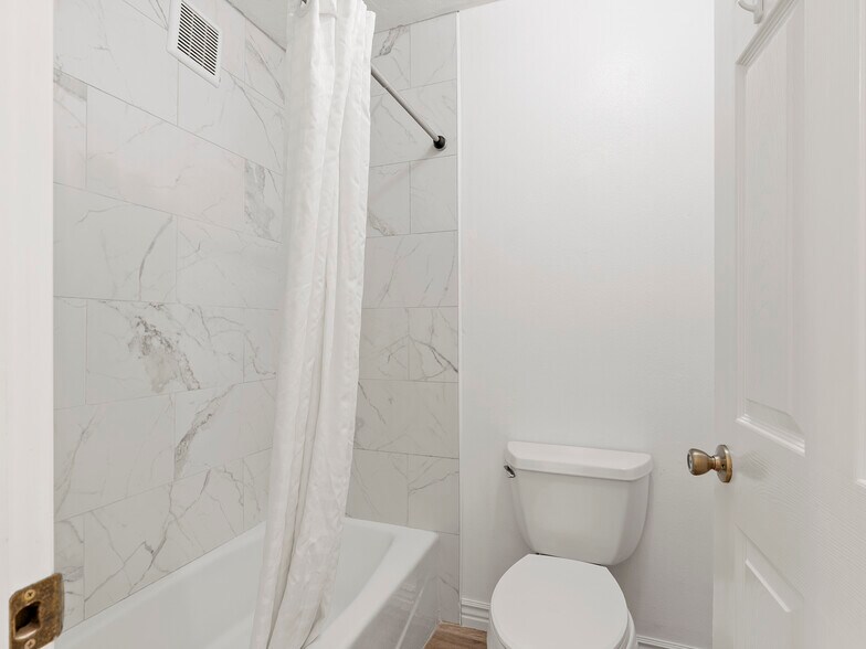 More Photos Of 307 S Main St, Huntington Hotel For Sale