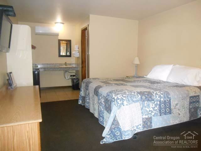 More Photos Of 616 Mill St, Maupin Hotel For Sale