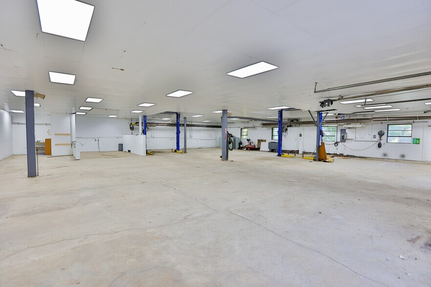 More Photos Of 129 2nd St, Webster City Light Manufacturing For Sale