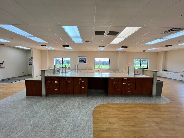 More Photos Of 923 S Broadway, Portland Medical For Sale
