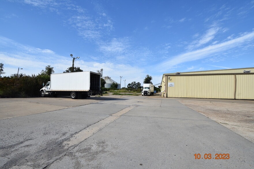 More Photos Of 956 N Broadway St, Greenville Distribution For Sale