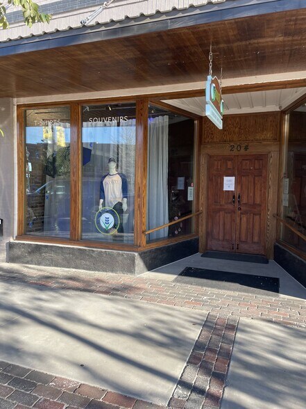 More Photos Of 204 W Knox St, Ennis Storefront Retail Office For Lease
