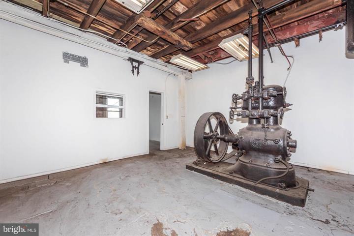 More Photos Of 242 S Dean St, Baltimore Warehouse For Lease