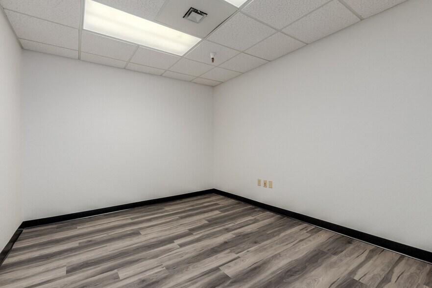 More Photos Of 104 S 54th St, Chandler Flex For Lease