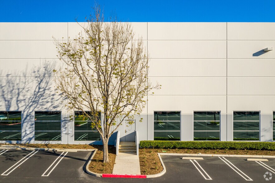 More Photos Of 25892-25902 Towne Centre Dr, Foothill Ranch Manufacturing For Lease