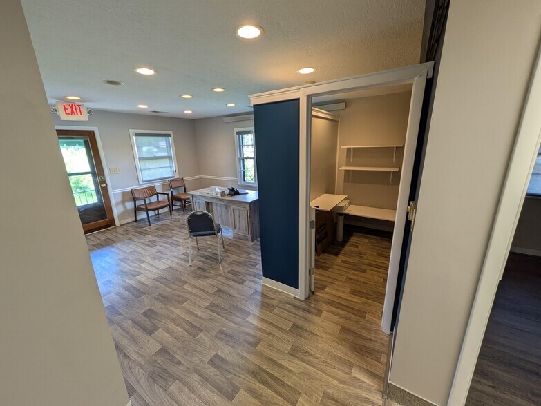 More Photos Of 2527 W Dublin Granville Rd, Columbus Veterinarian Kennel For Sale