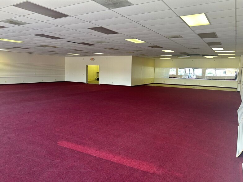 More Photos Of 220 Regional Dr, Alton Storefront Retail Office For Lease