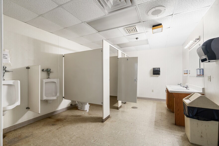 More Photos Of 713 E Austin Blvd, Nevada Warehouse For Lease