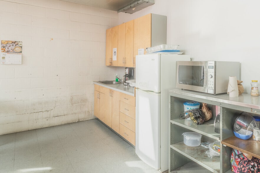 More Photos Of 33-00 47th Ave, Long Island City Warehouse For Lease