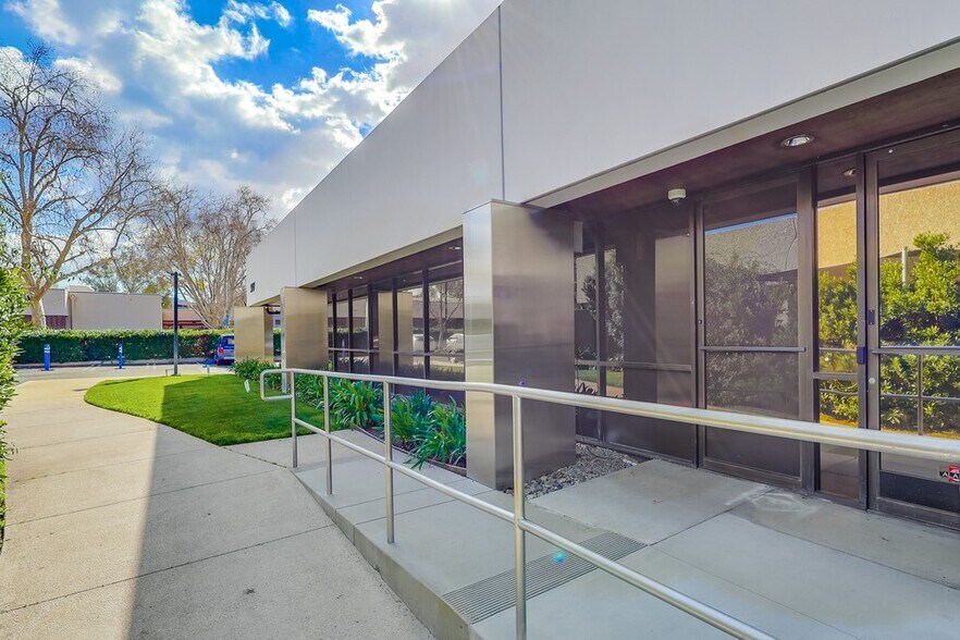 More Photos Of 5947-5951 Variel Ave, Woodland Hills Office For Sale
