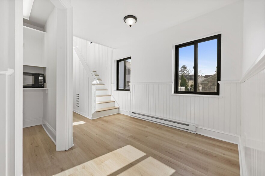 More Photos Of 31 Saint Roch Ave, Greenwich Office Residential For Lease