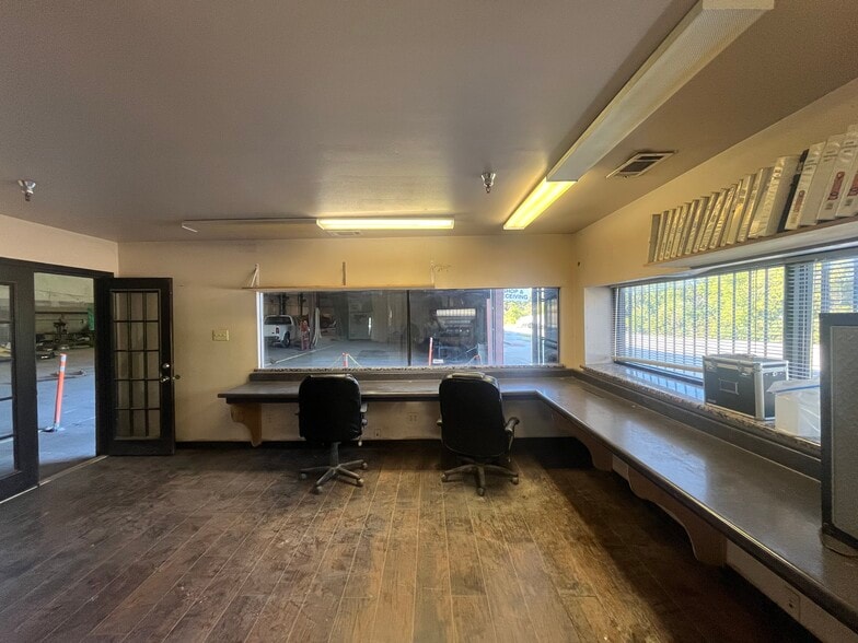 More Photos Of 5526 Crystal Lake Blvd, Dallas Warehouse For Lease